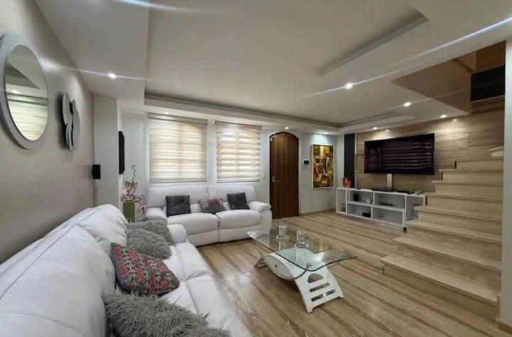 Reforma de vivienda con foseado de pladur en techo e iluminación LED indirecta en el salón